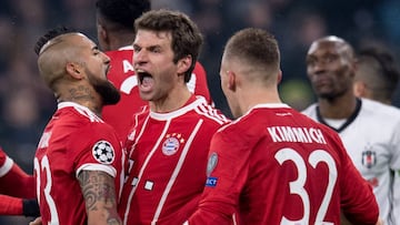 20 Febuary 2018, Germany, Munich: soccer, Champions League, Bayern Munich vs Besiktas Istanbul, round before the quarterfinals, Allianz Arena. Bayern's Arturo Vidal (L-R), goal scorer Thomas Mueller and Joshua Kimmich celebrate the 1-0 goal. /
