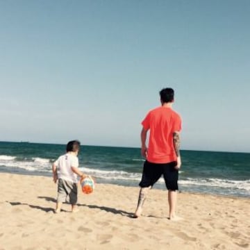 Messi con su hijo en la playa