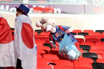 Como es habitual en ellos, los aficionados japoneses limpiaron la basura generada en las gradas después del partido que su selección disputó ayer contra Costa Rica. Una magnífica costumbre la de los nipones que bien podría ser copiada por los asistentes a los grandes eventos de todos los rincones del planeta.