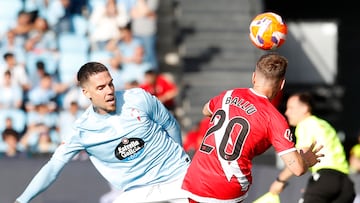VIGO (PONTEVEDRA), 18/05/2025.- El centrocampista serbio del Celta Mihailo Ristic (i) lucha con Iván Balliu, del Rayo, durante el partido de la jornada 37 de LaLiga entre el Celta de Vigo y el Rayo Vallecano, este domingo en el estadio de Balaídos, en Vigo. EFE / Salvador Sas