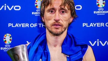 Modric posa con el trofeo de MVP tras el Croacia-Italia de la Eurocopa.
