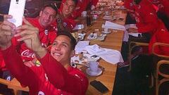 Sampaoli repite estrategia y el plantel de Chile sale a comer