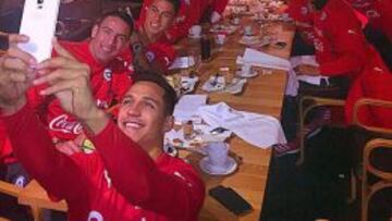 La imagen que subi&oacute; Alexis S&aacute;nchez de la cena de la Selecci&oacute;n.