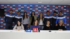 Los jugadores y jugadoras del Espanyol posan con las periodistas que cubren la informaci&oacute;n del equipo perico con motivo del D&iacute;a de la Mujer.