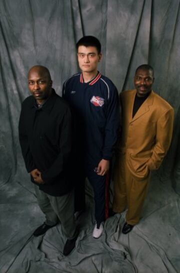 Yao Ming de los Houston Rockets se rodeó por Moses Malone y Hakeem Olajuwon antes de un encuentro entre los Houston Rockets y Los Angeles Lakers en el año 2006.