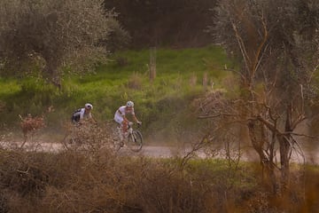 Pogacar y Pidcock se escaparon del resto del pelotn a 78 km de meta.