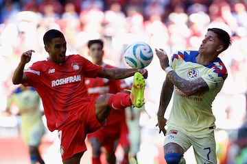 MEX6320. TOLUCA (MÉXICO), 24/09/2023.- Brian García (i) del Toluca disputa un balón con Paul Rodríguez (d) del América, durante un juego por la jornada 9 del torneo Apertura 2023 de la Liga MX del fútbol mexicano frente al América hoy, en el estadio Nemesio Diez, en Toluca (México). EFE/Felipe Gutiérrez
