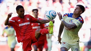 Toluca's Brian García and America's Paul Rodríguez vie for the ball