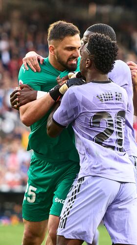 VALENCIA, SPAIN - MAY 21: Vinicius Junior of Real Madrid discusses with Giorgi Mamardashvili of Valencia CF during the LaLiga Santander match between Valencia CF and Real Madrid CF at Estadio Mestalla on May 21, 2023 in Valencia, Spain. (Photo by Francisco Macia/Quality Sport Images/Getty Images)