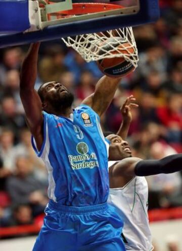 Shene Lawal, machaca el aro del Unics en Kazán pese a que no pudo hacer nada para impedir la derrota del Cerdeña ante el poderío colectivo de los rusos.