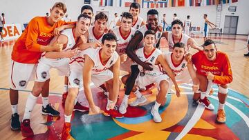 La Selecci&oacute;n Sub-16 celebra su victoria ante Estonia y su pase a las semifinales del Europeo de la categor&iacute;a.