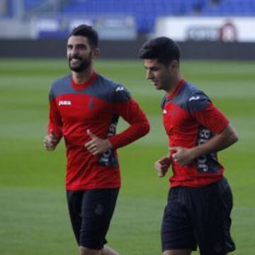 SOLIDEZ Y CREATIVIDAD. Álvaro y Marco Asensio sonríen, durante la sesión de ayer en Cornellà.