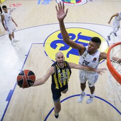 El Madrid embiste al líder