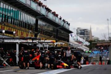 Daniel Ricciardo en boxes durante la clasificación del GP de Australia.