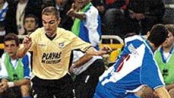 <b>DOMINANDO.</B> Javi Sánchez, del Playas, se va de un rival italiano.