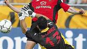 <B>BUENAS MANOS.</b> Láinez salvó ayer al Zaragoza con intervenciones como esta ante Tote.