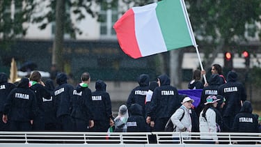 El equipo de Italy desfila en el Sena durante la apertura de los Juegos Olímpicos de París 2024.