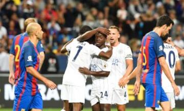 Ahmed Musa celebra con el equipo uno de sus dos goles.
