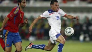 Vargas, ante Albiol en un Chile-España en St. Gallen.