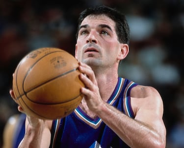 Una de las mayores historias de amor en la NBA es sin duda la de John Stockton y los Utah Jazz. 19 temporadas y dos viajes a las finales, ambos arruinados por Michael Jordan, han convertido a John Stockton en uno de los mejores jugadores de la Liga que nunca consiguieron un anillo. A pesar de ello, Stockton mantiene 22 años después de su retiro el mérito de ser el jugador con más asistencias (15.806) y más robos de balón (3.265) de la historia.