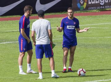 Simeone mantuvo una larga charla con Saúl y Koke.