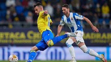 CADIZ, SPAIN - JANUARY 18: Alvaro Negredo of Cadiz CF competes for the ball with Sergi Gomez of RCD Espanyol during the LaLiga Santander match between Cadiz CF and RCD Espanyol at Estadio Nuevo Mirandilla on January 18, 2022 in Cadiz, Spain. (Photo by Fra