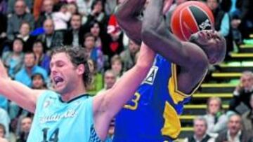 <b>DESTACADO. </b>Jasen, uno de los colegiales que mejor jugaron, en una acción con Lamont Barnes.