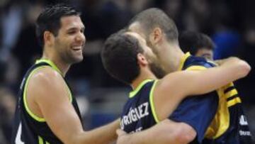 De izquierda a derecha, Felipe Reyes y Sergio Rodr&iacute;guez saludan a Albert Miralles del Alba Berl&iacute;n tras finalizar el partido correspondiente a la Euroliga de baloncesto disputado hoy, jueves 27 de diciembre de 2012, en el estadio O2 de Berl&iacute;n, Alemania.