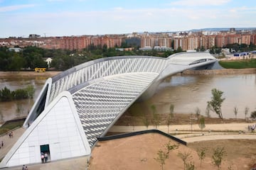 Es un edificio horizontal diseñado por la arquitecta Zaha Hadid. Fue uno de los edificios más emblemáticos de la Expo del Agua de 2008. Sirve como viaducto peatonal para pasar de una orilla del río a la otra y fue un pabellón que albergó durante el evento la exposición Agua, recurso único. Actualmente se  han realizado obras de acondicionamiento para albergar en su interior el Mobility City, un museo con las innovaciones tecnológicas más avanzadas en el campo de la automoción eléctrica.