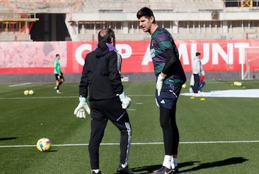 El portero belga del Real Madrid, Thibaut Courtois, dejó el calentamiento cojeando. Lunin, ha sido el encargado de cubrir su ausencia.