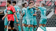 Los jugadores de Osasuna celebran el gol de la victoria.