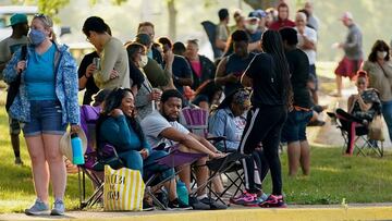 FILE PHOTO: Hundreds of people line up outside the Kentucky Career Center, over two hours prior to its opening, to find assistance with their unemployment claims, in Frankfort, Kentucky, U.S. June 18, 2020. REUTERS/Bryan Woolston/File Photo