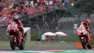 Ducati Italian rider Francesco Bagnaia (L) competes to claim the pole position ahead of Honda Spanish rider Marc Marquez during the qualifying rounds ahead of the Italian MotoGP race at Mugello Circuit in Mugello, on June 10, 2023. (Photo by Filippo MONTEFORTE / AFP)