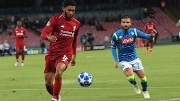 NAP311. NÁPOLES (ITALIA), 03/10/2018.- El jugador del Nápoles Lorenzo Insigne (d) marca a Joe Gomez (i), del Liverpool, hoy, jueves 3 de octubre de 2018, durante un partido por la Liga de Campeones de la UEFA entre Nápoles y Liverpool