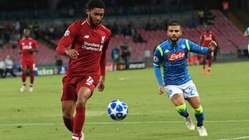 NAP311. N&Aacute;POLES (ITALIA), 03/10/2018.- El jugador del N&aacute;poles Lorenzo Insigne (d) marca a Joe Gomez (i), del Liverpool, hoy, jueves 3 de octubre de 2018, durante un partido por la Liga de Campeones de la UEFA entre N&aacute;poles y Liverpool