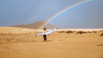 Fabian Muhmenthaler en Lanzarote, con el arco iris al fondo