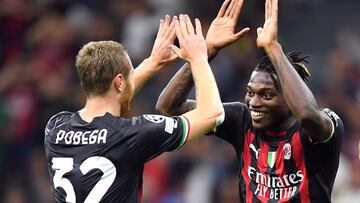 Leao y Pobega celebran un gol del Milan ante el Dinamo Zagreb.