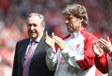 El comediante ingés, uno de los más famosos de su país, también gusta de apoyar al Liverpool, más si se trata de hacerlo en Anfield. 