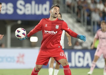 El guardameta del equipo tinerfeño fue fundamental para que su equipo se llevara la victoria. Sus paradas fueron decisivas y amargaron los intentos albaceteños de igualar o remontar.