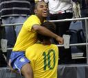 Brasil, sin Kaka y Ronaldinho, tuvo a Robinho de salvador