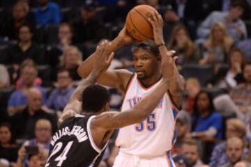 Kevin Durant y Rondae Hollis-Jefferson.