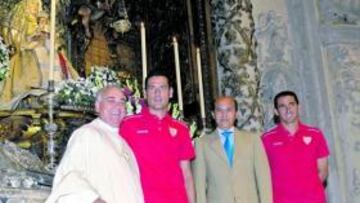 <b>OFRENDA FLORAL. </b>El Sevilla en pleno (capitán, presidente y técnico) estuvo en la Catedral para pedirle salud a la Virgen de los Reyes.