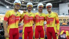 El equipo espa&ntilde;ol de persecuci&oacute;n posa en el vel&oacute;dromo de Hong Kong tras un entrenamiento antes del inicio de los Mundiales de Ciclismo en Pista.