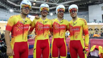 El equipo español de persecución posa en el velódromo de Hong Kong tras un entrenamiento antes del inicio de los Mundiales de Ciclismo en Pista.