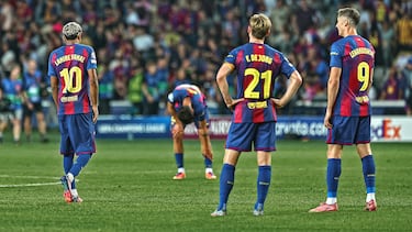 Lamine Yamal, Frenkie de Jong y Robert Lewandowski tras finalizar el partido.