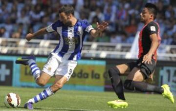 El jugador de la Real Sociedad Agirretxe (i) lucha un balón con Ximo Navarro, del U.D. Almería.