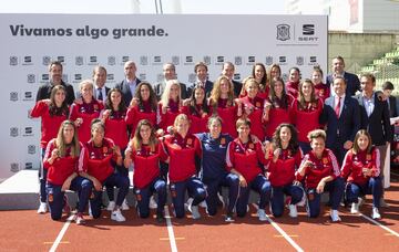 Las jugadoras de la Selección posan con sus nuevos coches