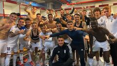 Los jugadores del Albacete celebran la victoria ante el San Fernando.