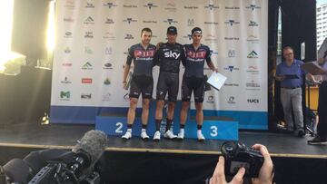 Danny Van Poppel posa en el podio junto a los australianos Brenton Jones y Alex Frame tras ganar el prólogo del Herald Sun Tour.