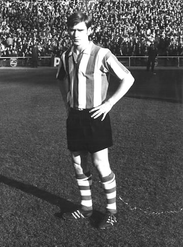 El español destacó desde joven por su clase y habilidad con el balón. Formó parte del Athletic Club campeón de Copa en 1969. Meses después, con 19 años, sufrió una dura entrada de Marañón ante el Sabadell que condicionó toda su carrera. Después de varias operaciones e intentos de volver a jugar al fútbol, tuvo que anunciar su retirada con 25 años. 

  